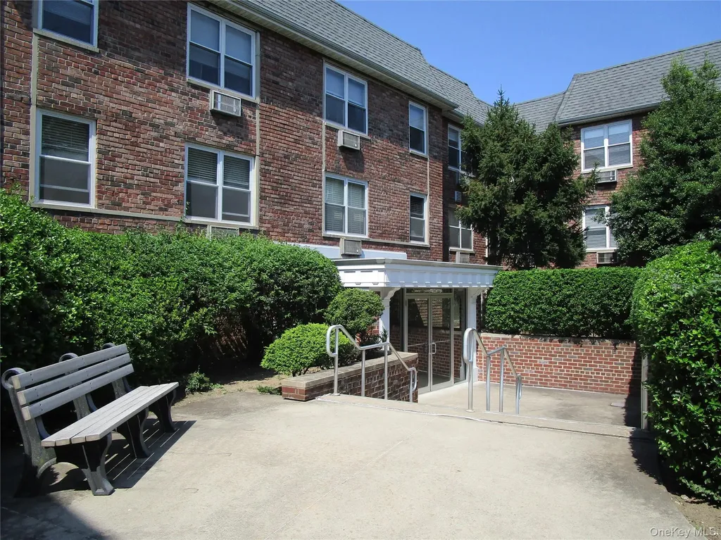 20 Daley Place Lynbrook NY 11563