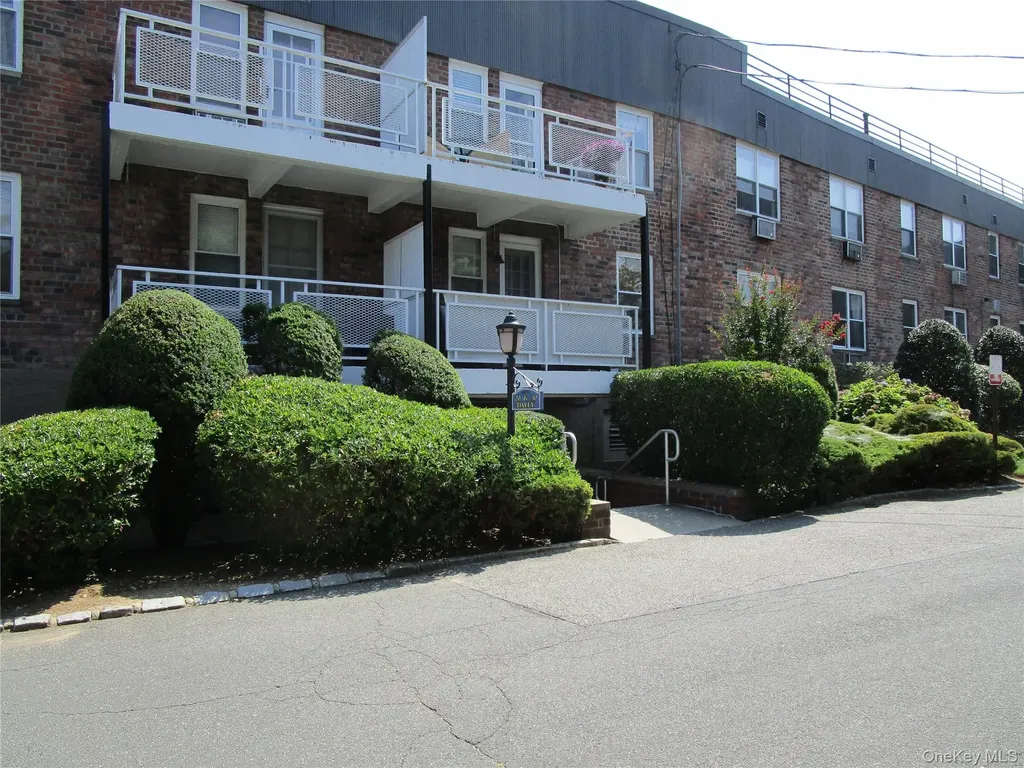 20 Daley Place Lynbrook NY 11563