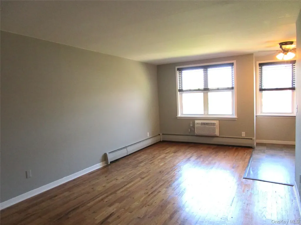 20 Daley Place Lynbrook NY 11563