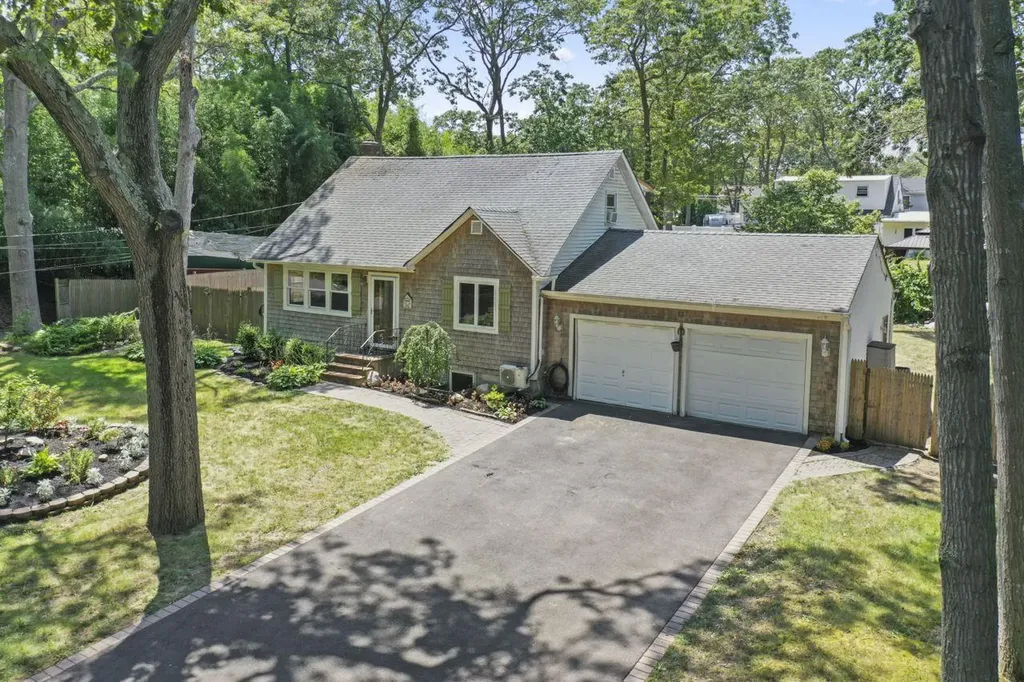 12 Lafayette Avenue Mastic NY 11950