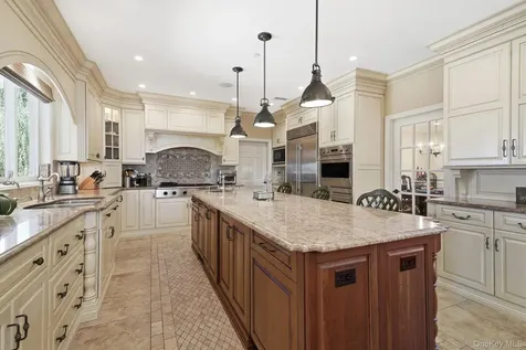 33 Hevelyne Road Elmsford NY 10523