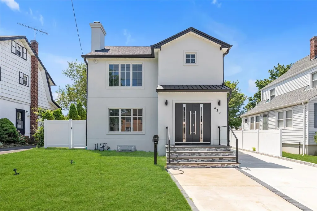 439 Bayview Avenue Cedarhurst NY 11516
