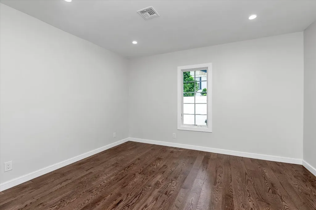 439 Bayview Avenue Cedarhurst NY 11516