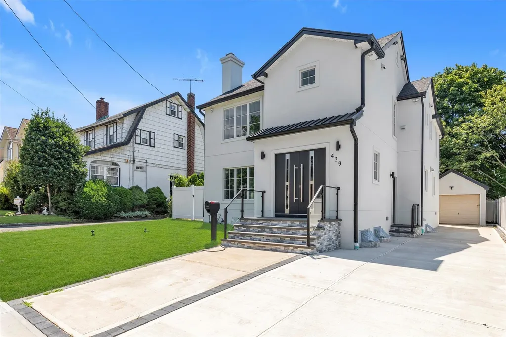 439 Bayview Avenue Cedarhurst NY 11516