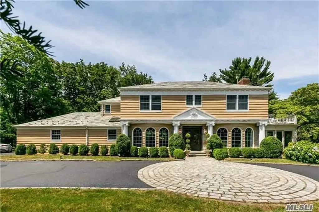2 Broadlawn Avenue Great Neck NY 11024