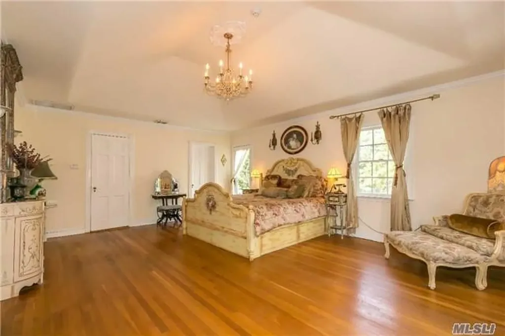 2 Broadlawn Avenue Great Neck NY 11024