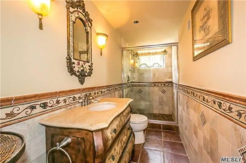 2 Broadlawn Avenue Great Neck NY 11024