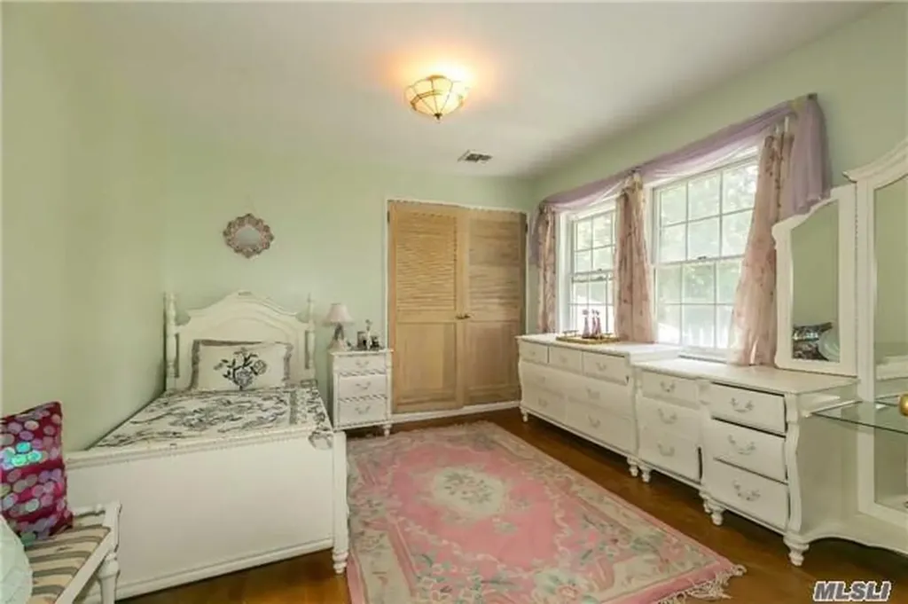 2 Broadlawn Avenue Great Neck NY 11024