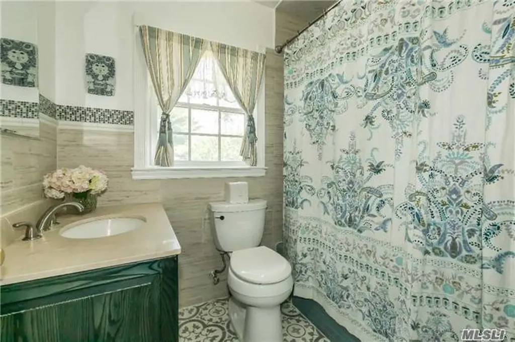 2 Broadlawn Avenue Great Neck NY 11024