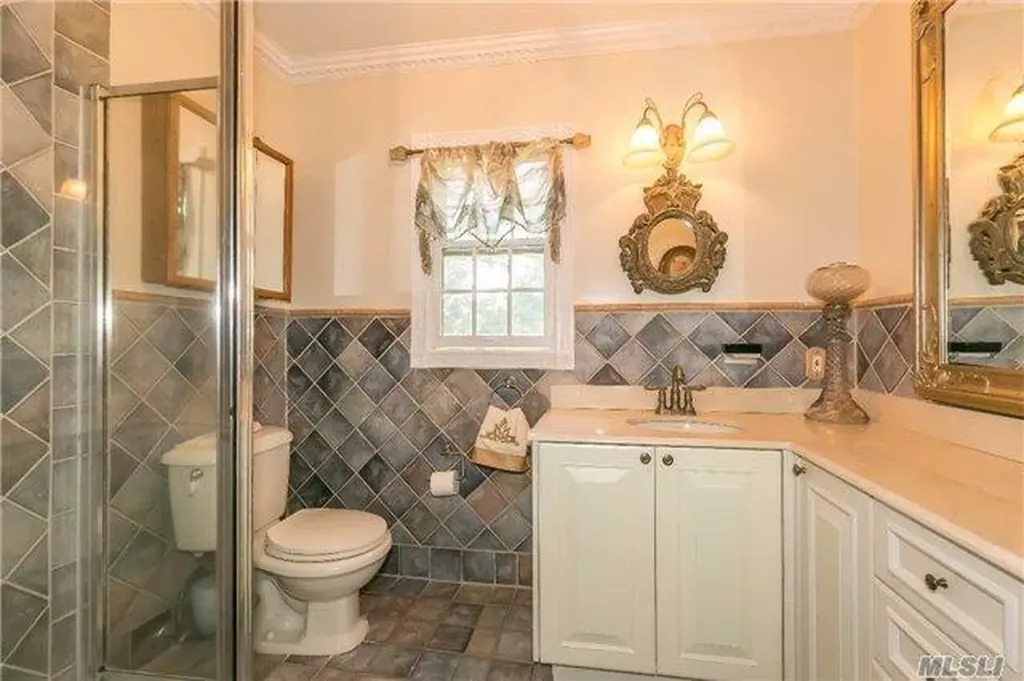 2 Broadlawn Avenue Great Neck NY 11024