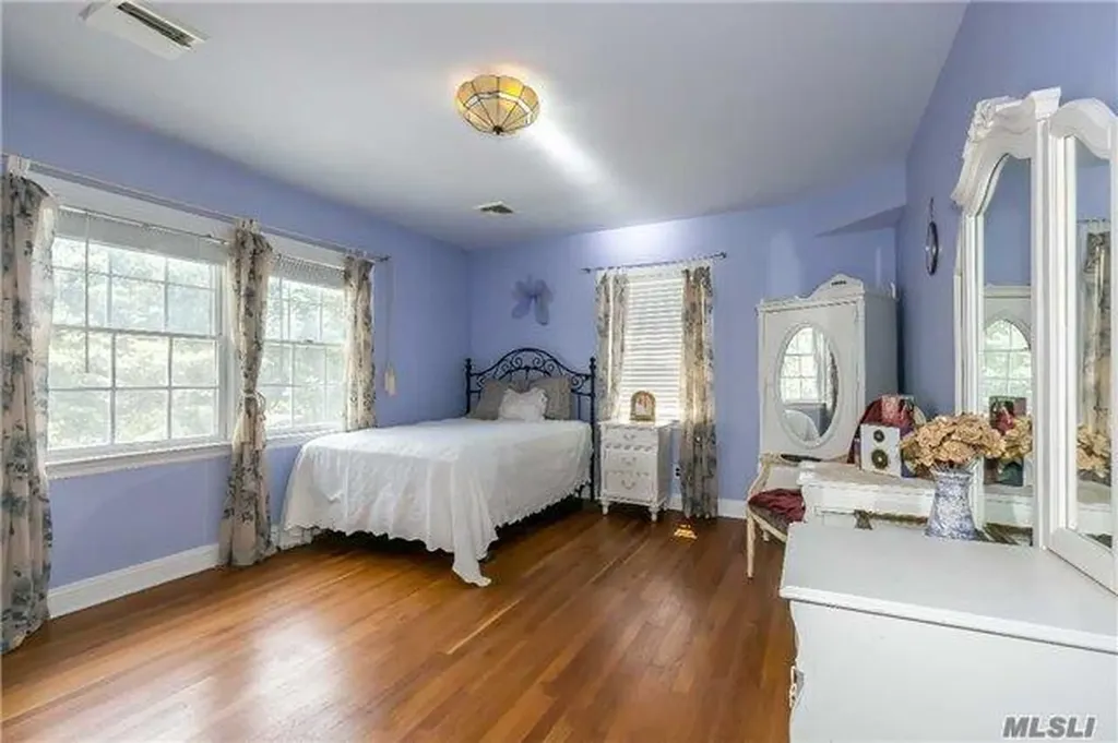 2 Broadlawn Avenue Great Neck NY 11024