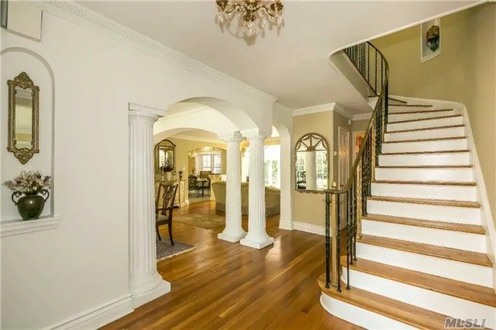 2 Broadlawn Avenue Great Neck NY 11024