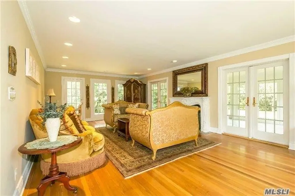 2 Broadlawn Avenue Great Neck NY 11024