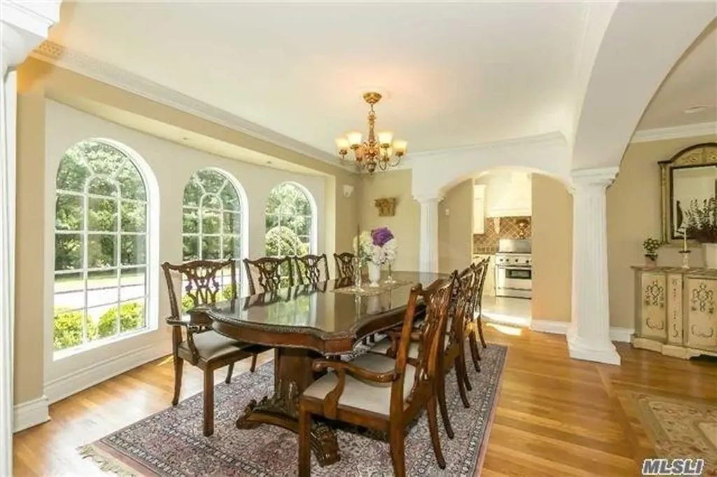 2 Broadlawn Avenue Great Neck NY 11024
