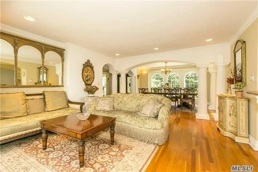 2 Broadlawn Avenue Great Neck NY 11024