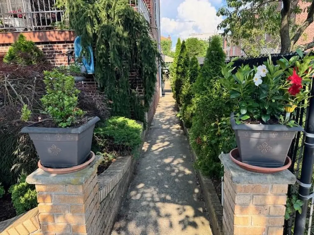 2060 Narragansett Avenue Bronx NY 10461