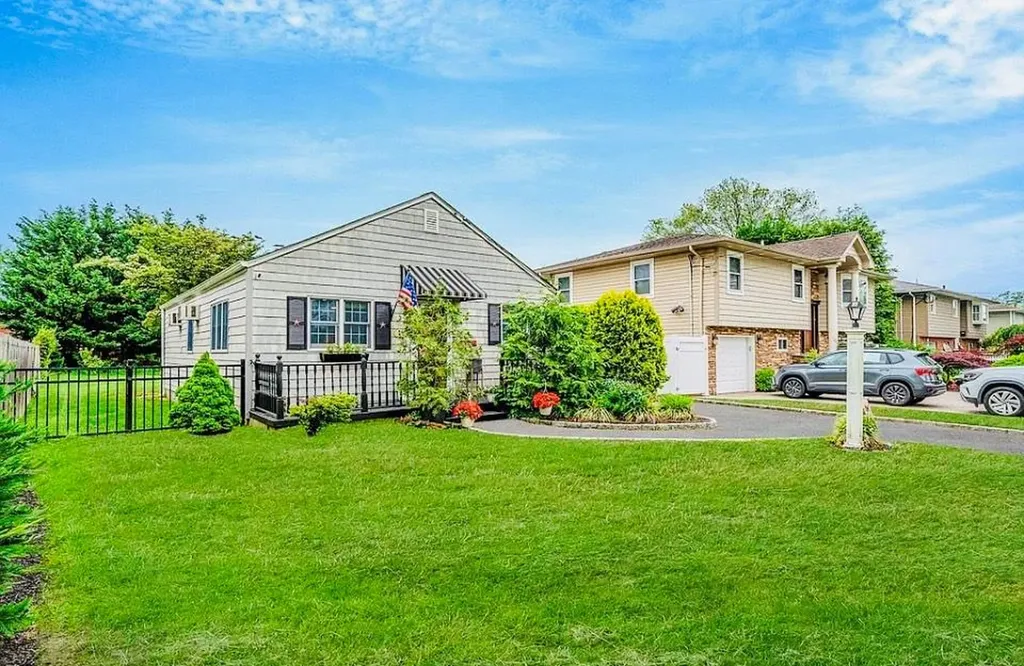 24 Lowerre Street Babylon NY 11702