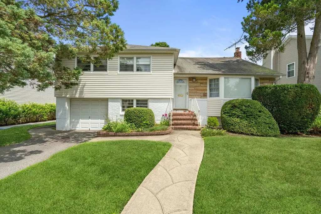 18 Melanie Lane Syosset NY 11791