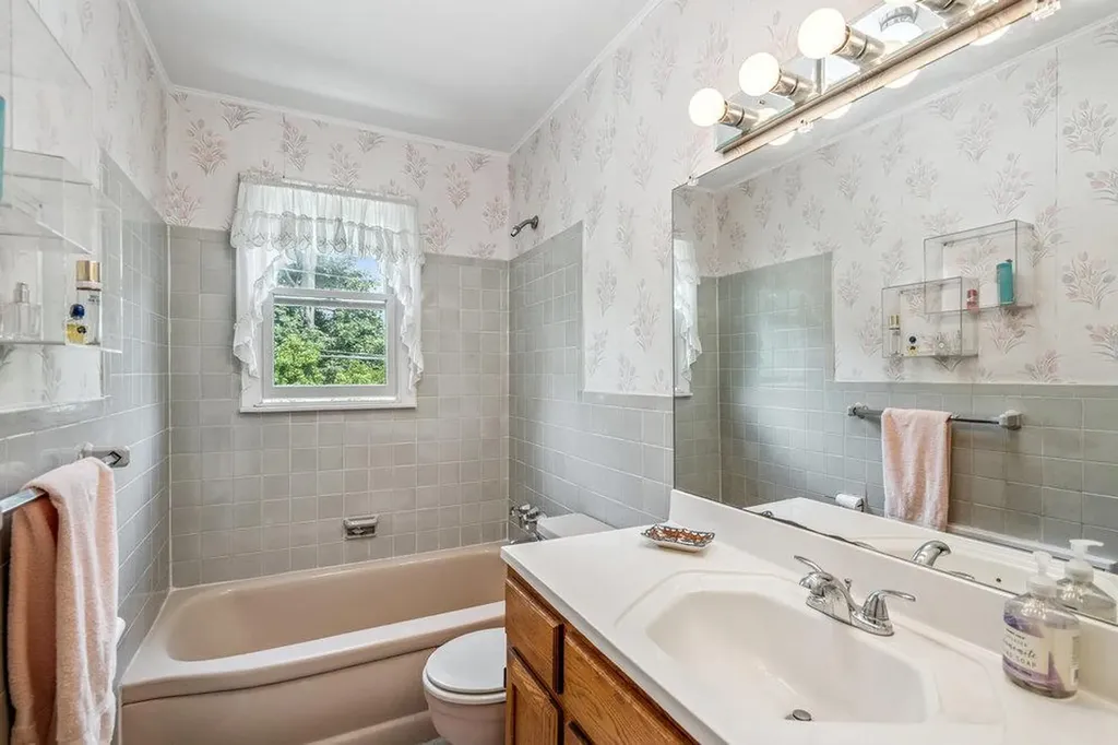 18 Melanie Lane Syosset NY 11791