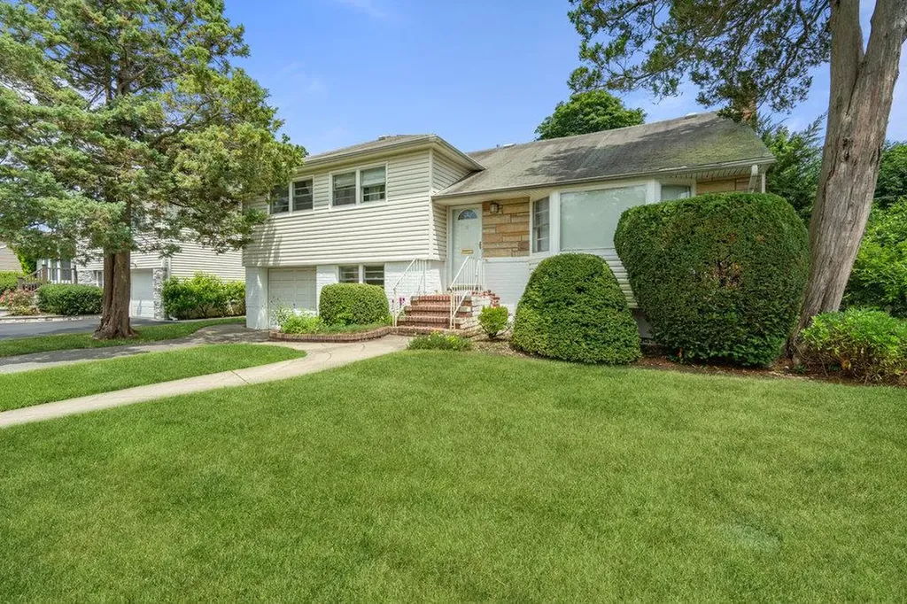18 Melanie Lane Syosset NY 11791