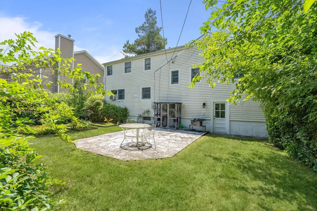 18 Melanie Lane Syosset NY 11791