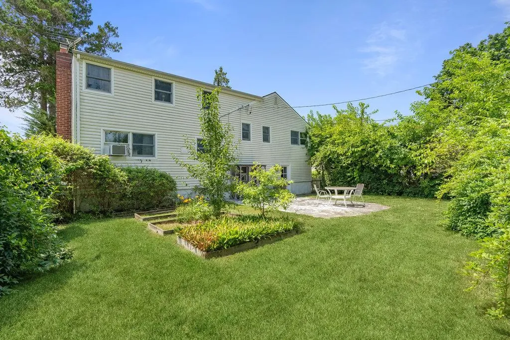 18 Melanie Lane Syosset NY 11791