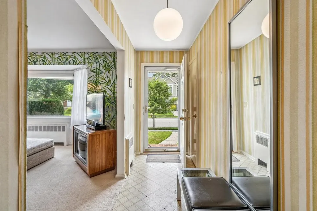 18 Melanie Lane Syosset NY 11791