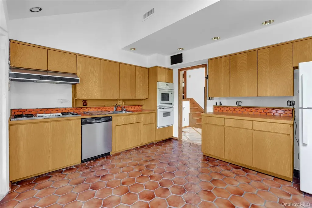 19 Clearland Road Syosset NY 11791