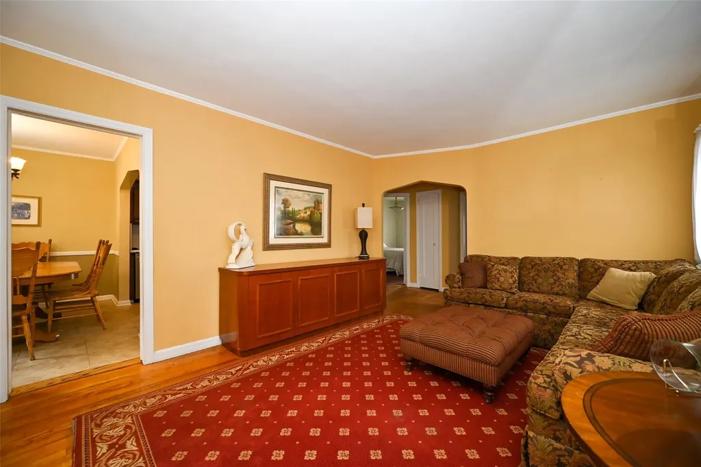 82-03 247 Street Bellerose NY 11426