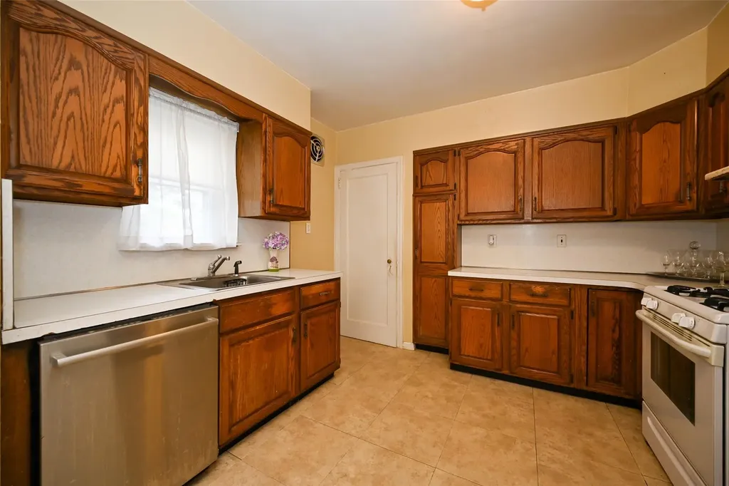 82-03 247 Street Bellerose NY 11426