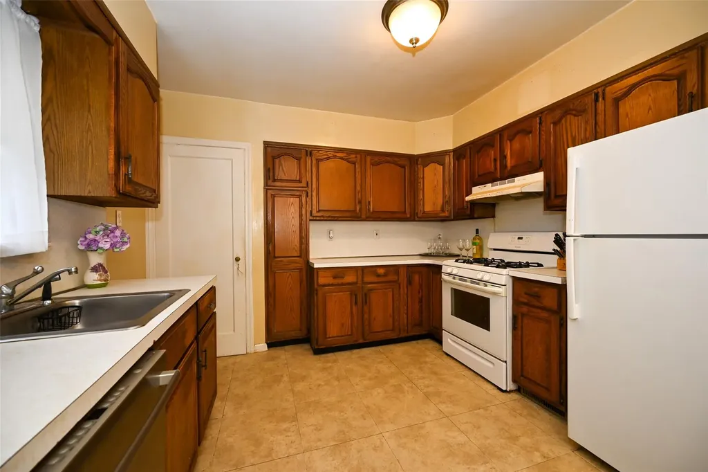 82-03 247 Street Bellerose NY 11426