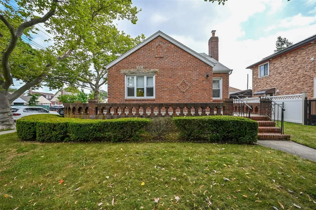 82-03 247 Street Bellerose NY 11426