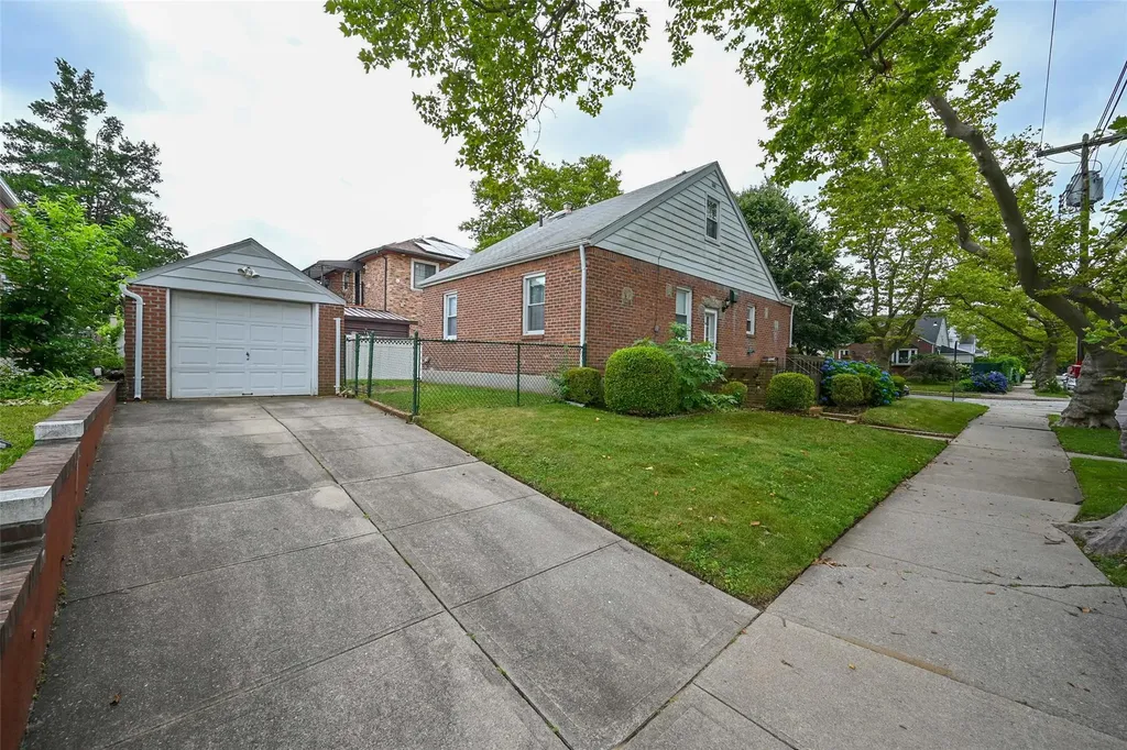 82-03 247 Street Bellerose NY 11426