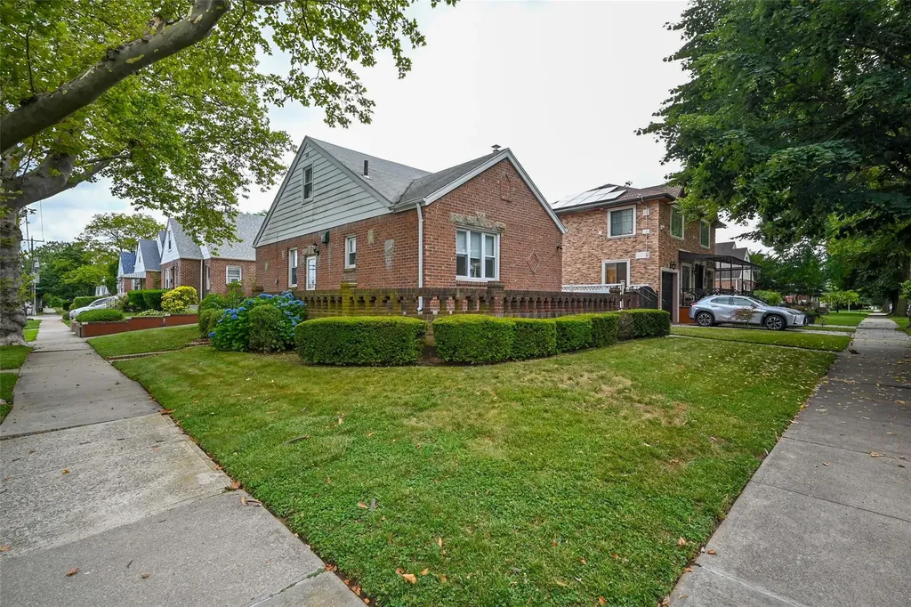 82-03 247 Street Bellerose NY 11426