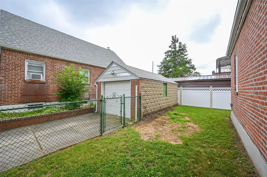 82-03 247 Street Bellerose NY 11426