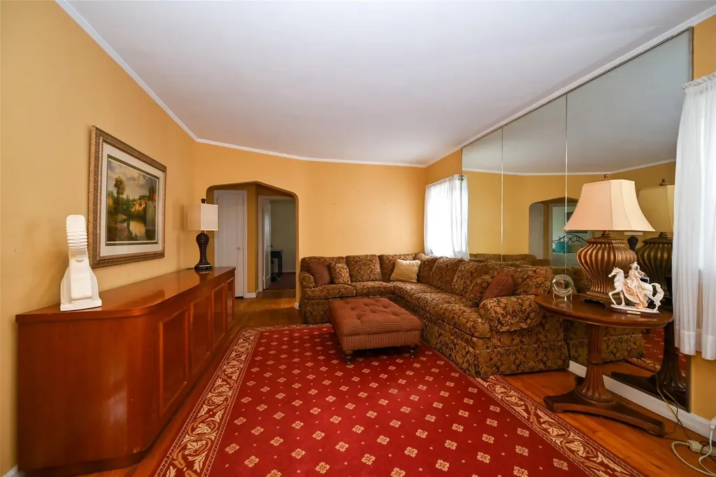 82-03 247 Street Bellerose NY 11426