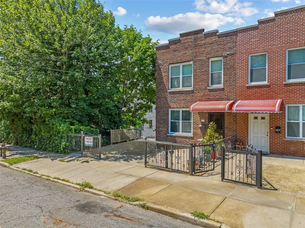 1511 Robertson Place Bronx NY 10465