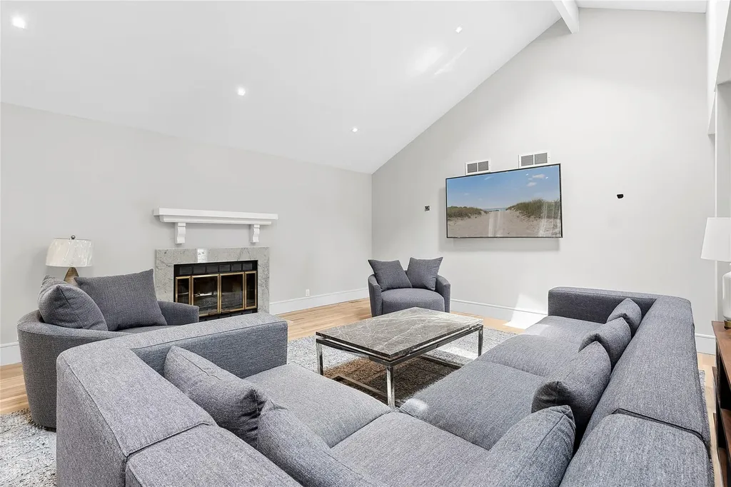 2 Herrick Lane Southampton NY 11968