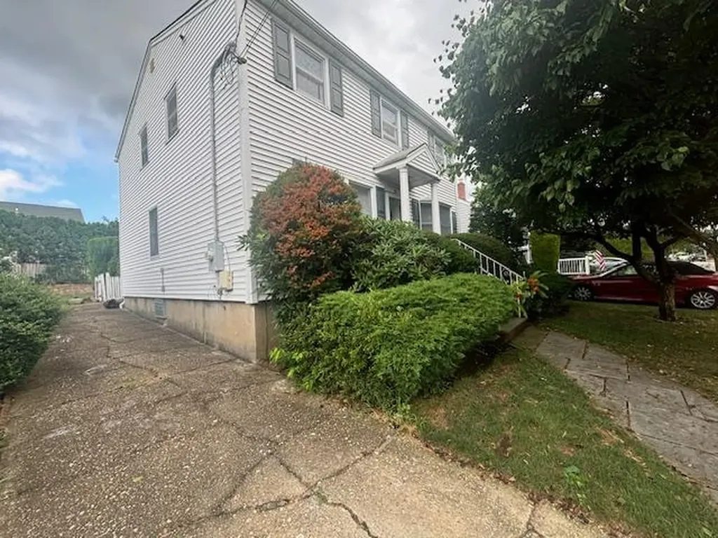 89 Hampton Avenue Albertson NY 11507