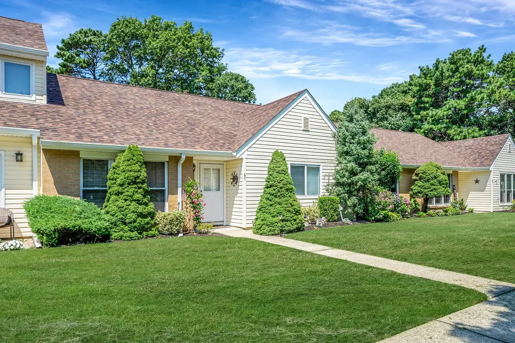 67 Crescent Circle Holbrook NY 11741