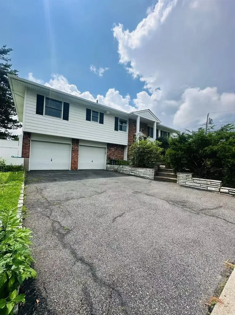 202 Nelson Court Syosset NY 11791