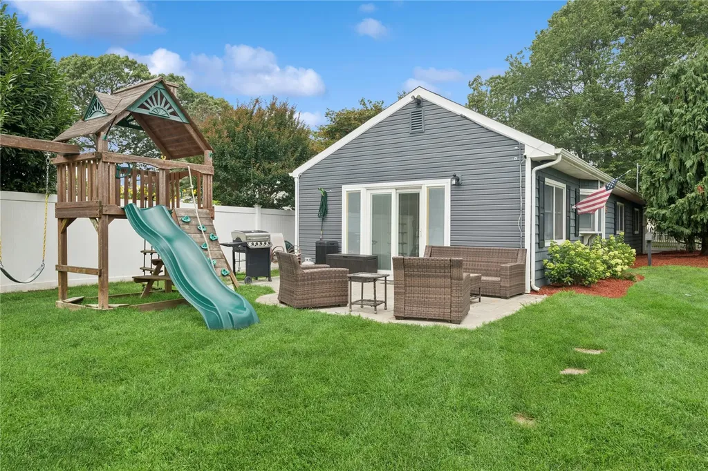 76 Cadman Avenue Babylon NY 11702