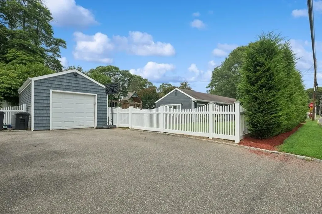 76 Cadman Avenue Babylon NY 11702