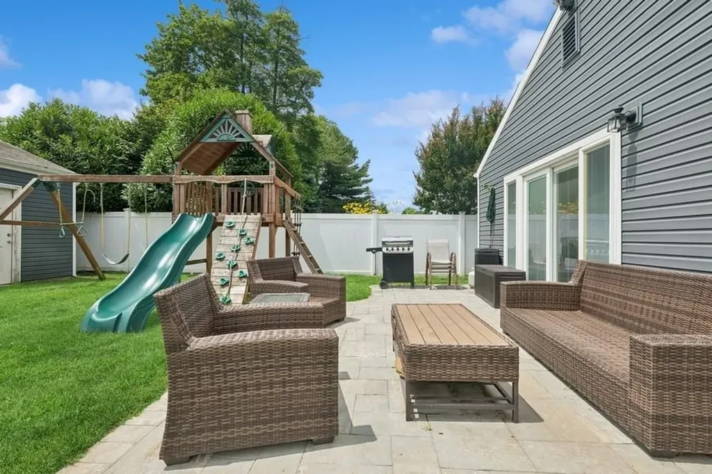 76 Cadman Avenue Babylon NY 11702