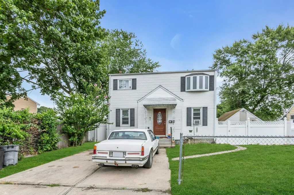 95 E 3rd Street Deer Park NY 11729