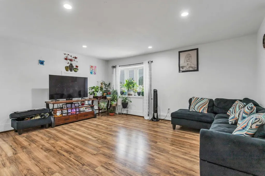 95 E 3rd Street Deer Park NY 11729