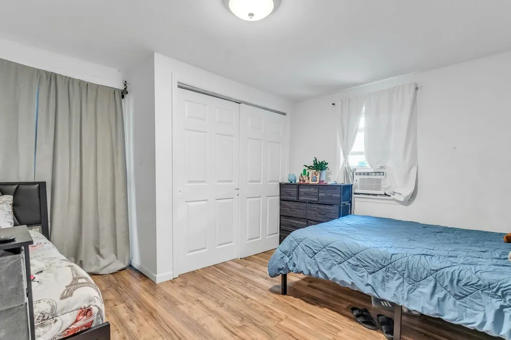 95 E 3rd Street Deer Park NY 11729