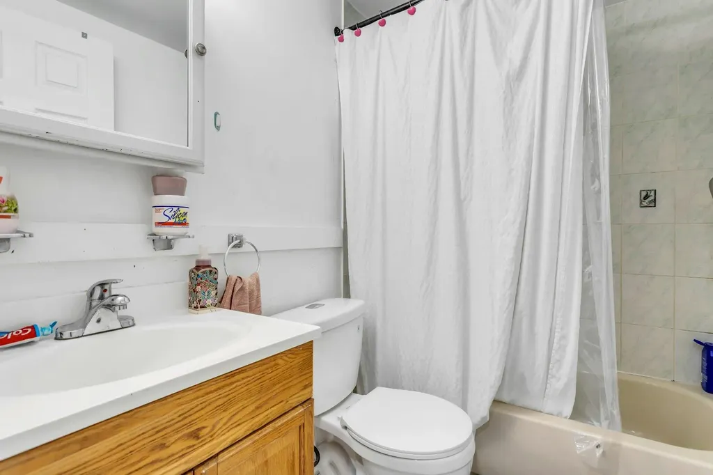95 E 3rd Street Deer Park NY 11729