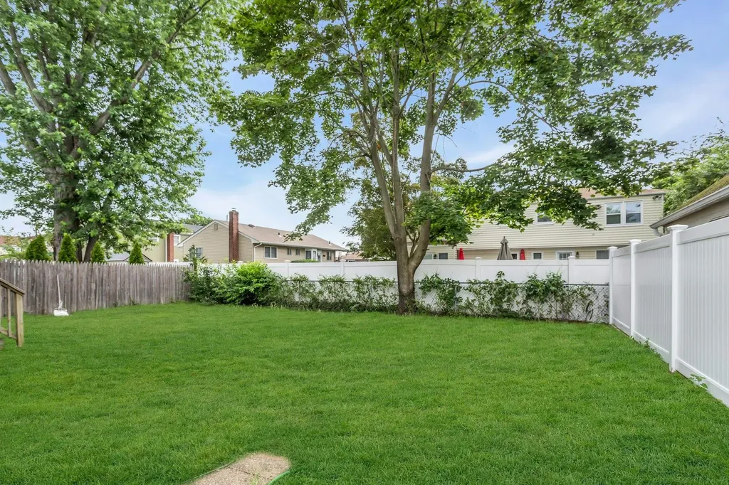 95 E 3rd Street Deer Park NY 11729