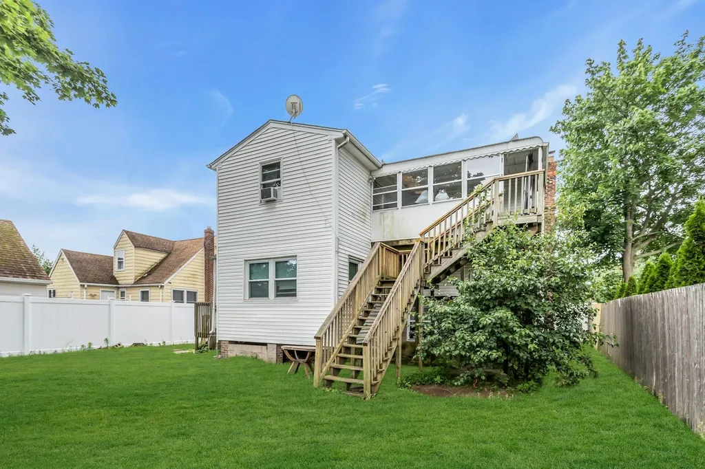 95 E 3rd Street Deer Park NY 11729